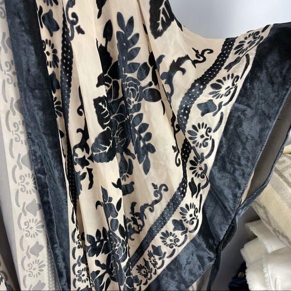 Velvet embroidered tassel poncho shawl cream black - Picture 5 of 8